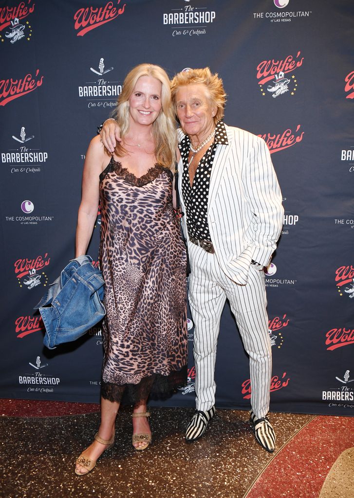 Penny Lancaster mengenakan motif macan tutul di samping Sir Rod Stewart