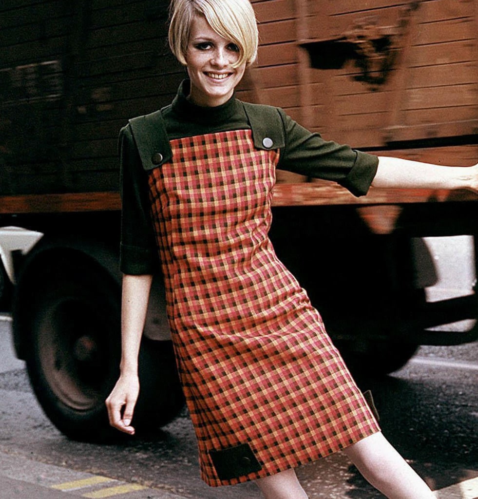 twiggy posing