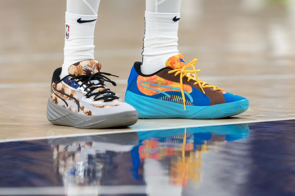 Une vue détaillée des baskets Puma portées par Tyrese Haliburton des Indiana Pacers