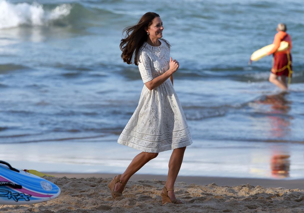 Kate coulant le long de la plage en robe