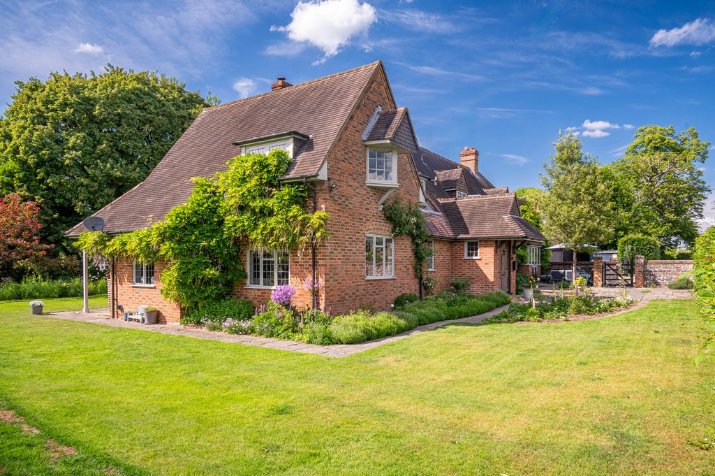 LARGE PERIOD HOUSE IN RURAL  SOUTH OXFORDSHIRE