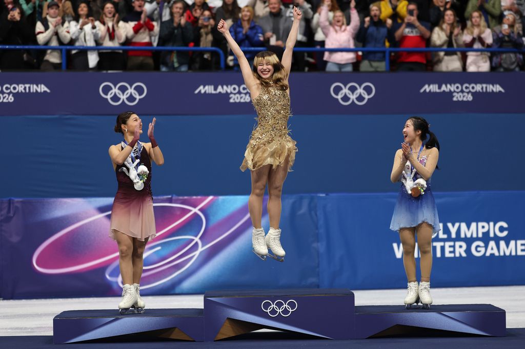 La somme d'argent impressionnante que le père d'Alysa Liu a investi dans la carrière de patineuse de sa fille a été révélée 4 Alysa fait la fête sur le podium lors de la cérémonie de remise des médailles de l'épreuve de patinage individuel féminin des Jeux Olympiques d'hiver de Milan Cortina 2026