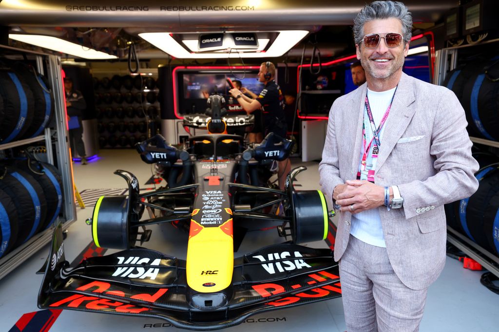 Patrick Dempsey al lado del vehículo