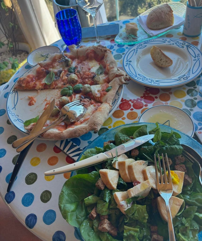 Abbey Clancy and Peter Crouch earting salad and pizza in Sicily