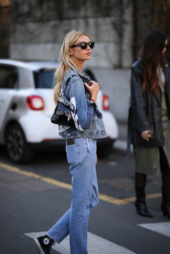 Stella Maxwell Styles Jaket denim grafis dengan jeans kaki lurus  