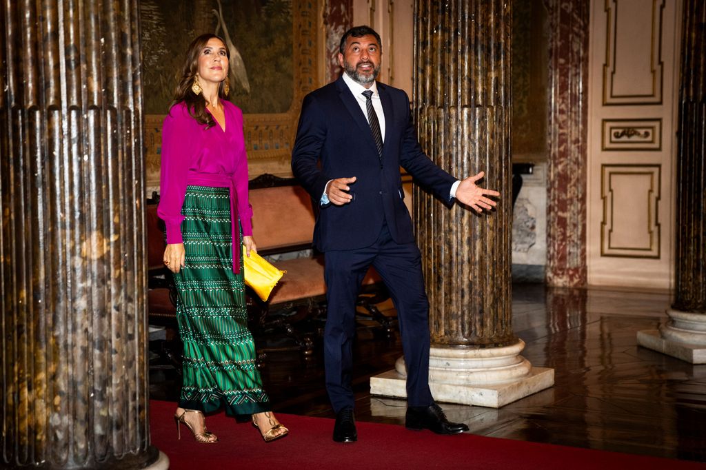 Queen Mary wearing purple blouse and green skirt in Brazil