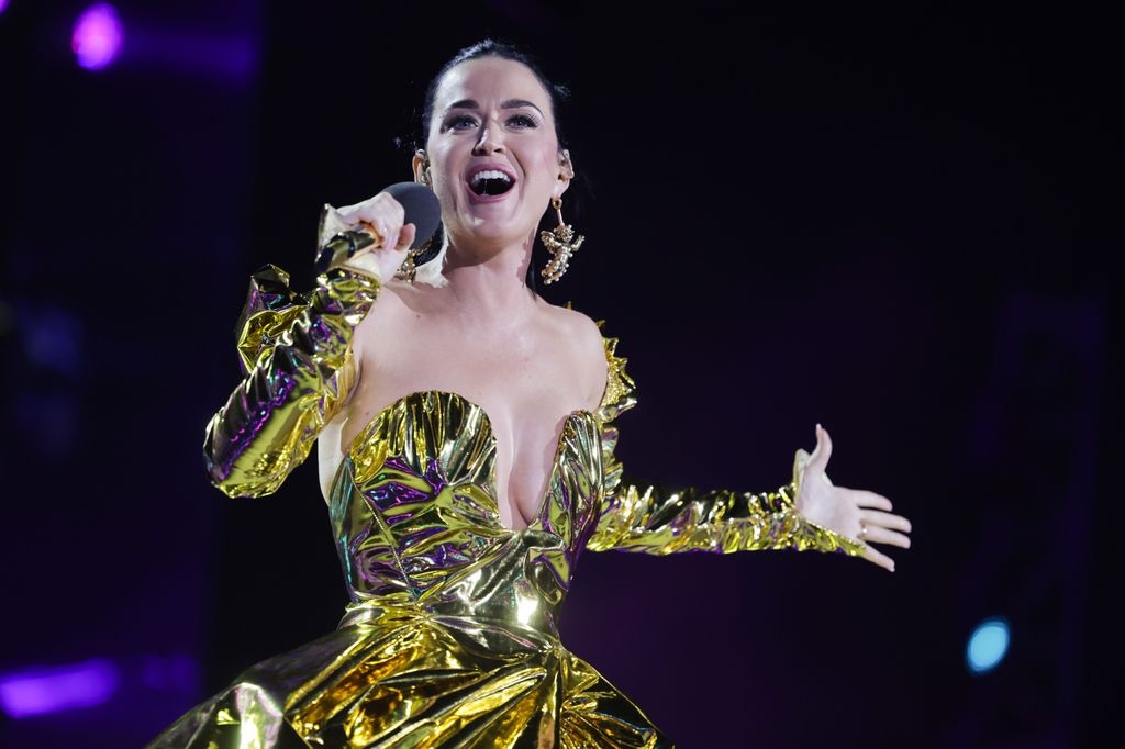 Katy Perry gold dress sings on stage
