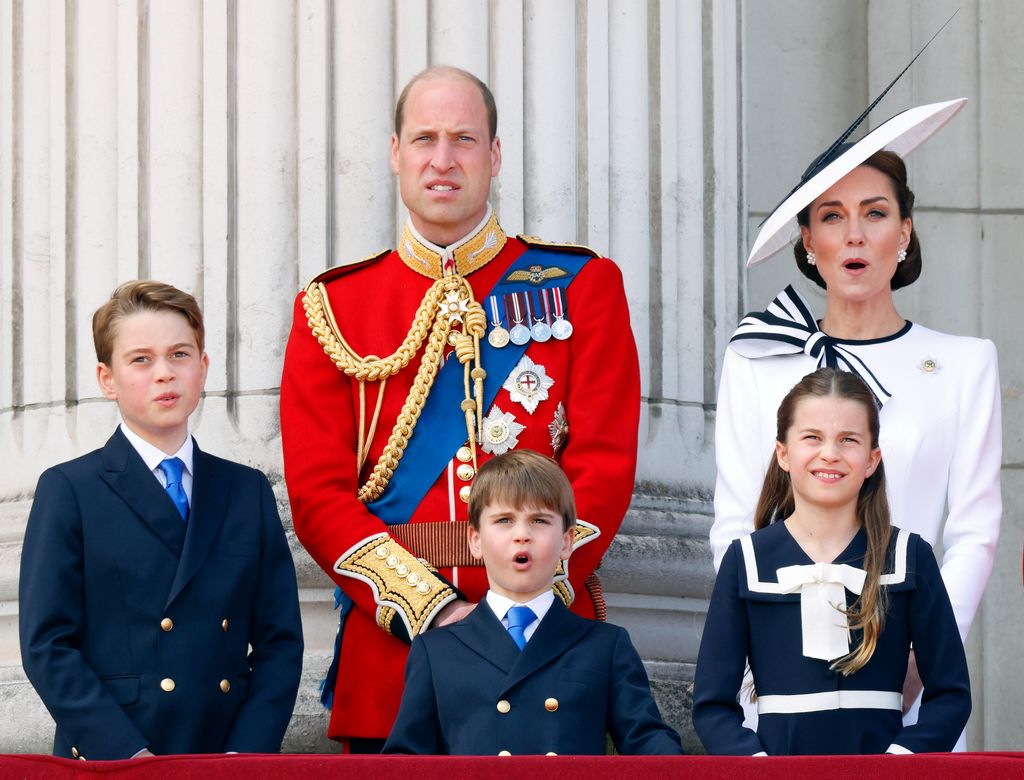 royals on buckingham palace balcony 