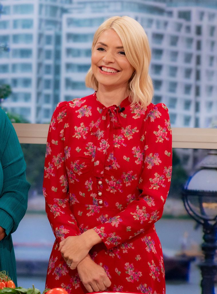 Holly Willoughby mengenakan gaun bunga merah pada pagi ini pada bulan September 2023