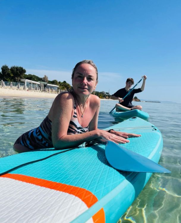 Tamzin Outhwaite et son fils sur des bodyboards dans la mer