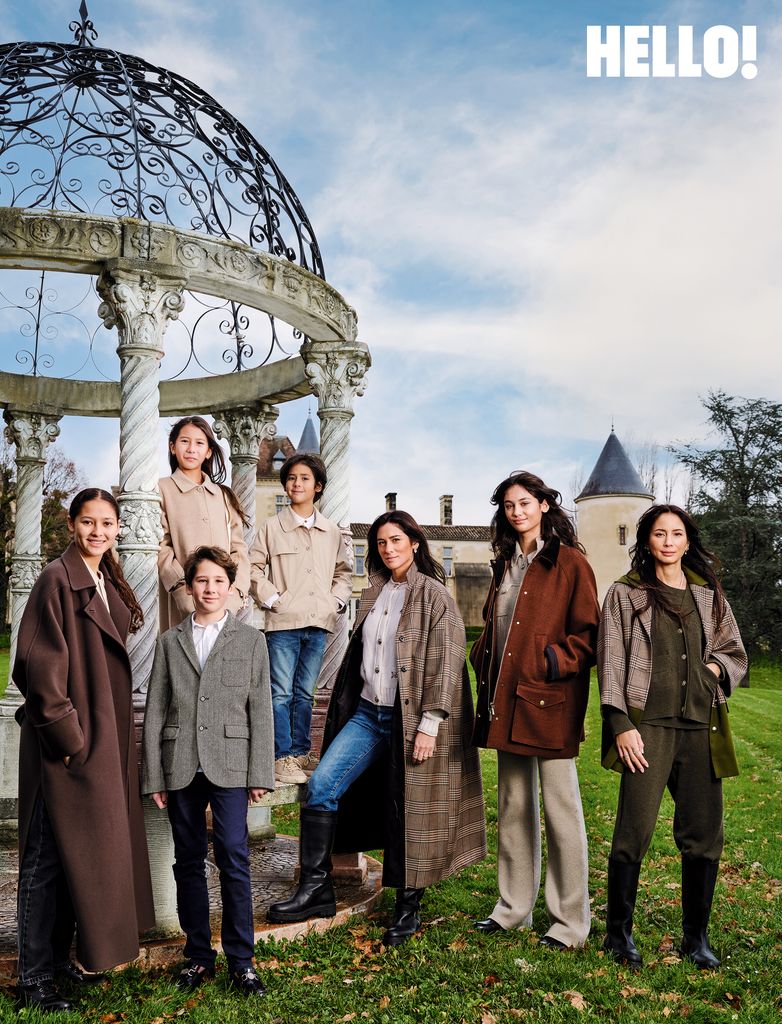 La famille Huynh se tient à l'extérieur de Château Toulouse-Lautrec