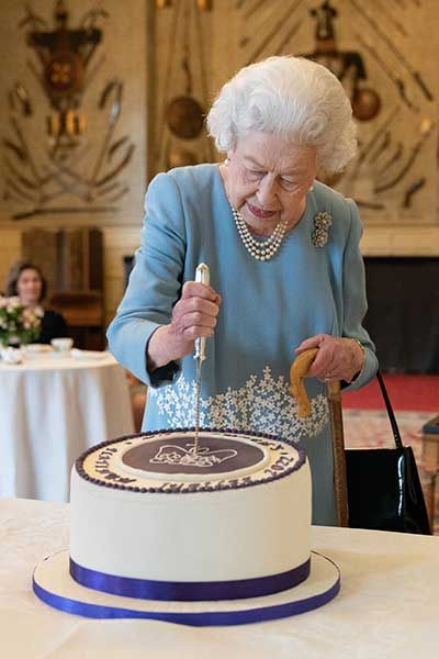 queen cuts jubilee cake
