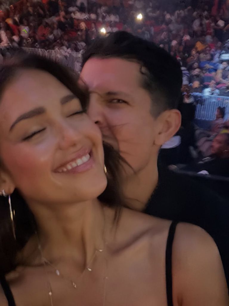 jessica alba danny ramirez concert hug