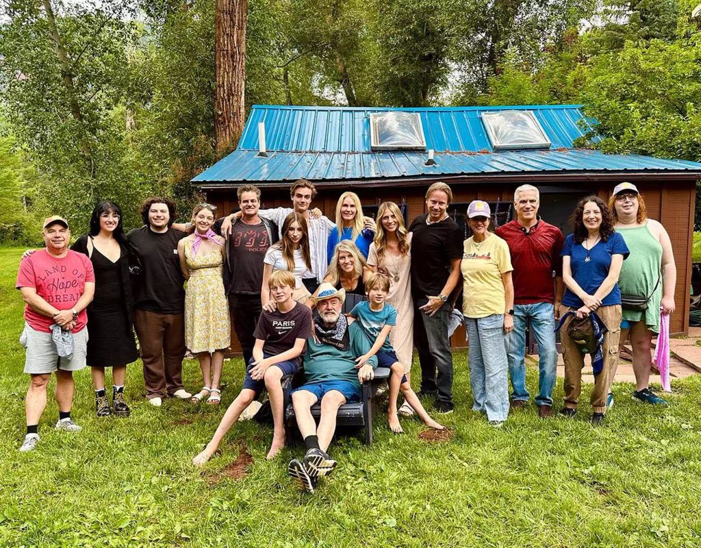 Neil Diamond (C) poses with his family 