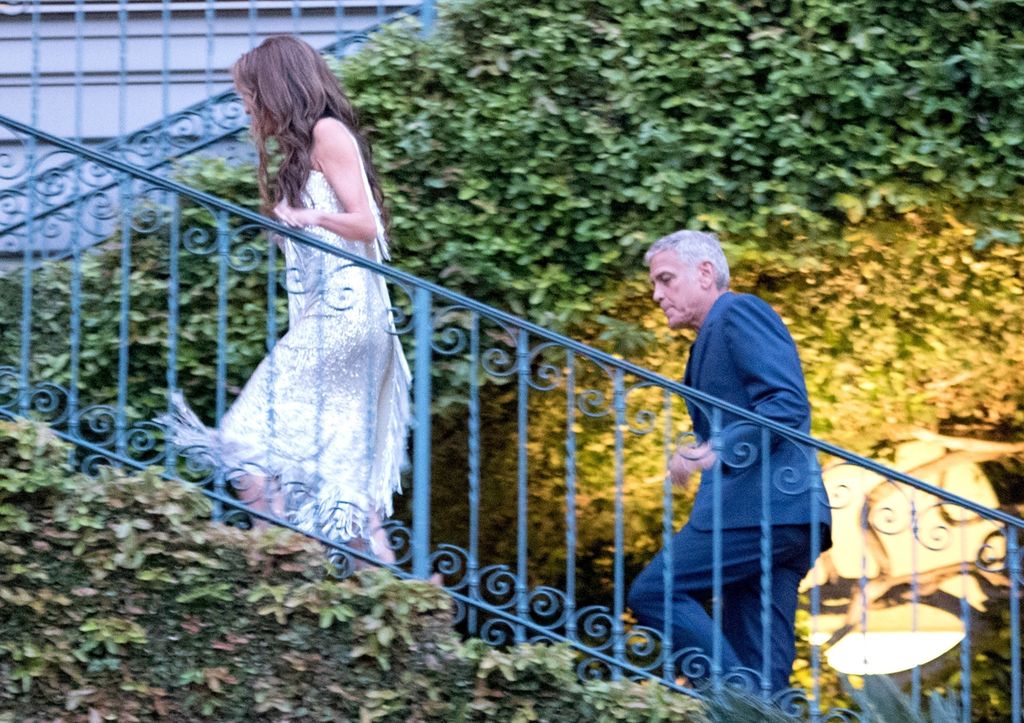 Amal Clooney scintille dans une robe d'été italienne slinky alors que George Clooney révèle qu'il est le gentleman ultime 7 Bguk_3311600 - * Exclusif * Amal et George entrent dans le Grand Hotel Tremezzo