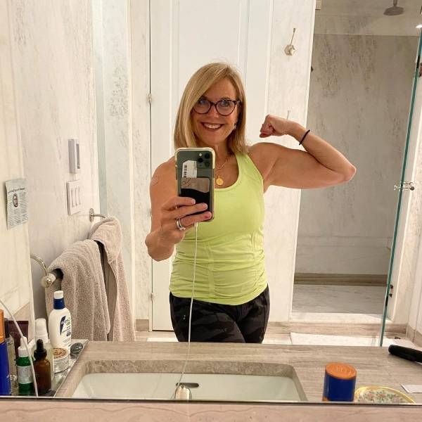 Bd16875c844e Katie Couric Muscles Selfie Z 