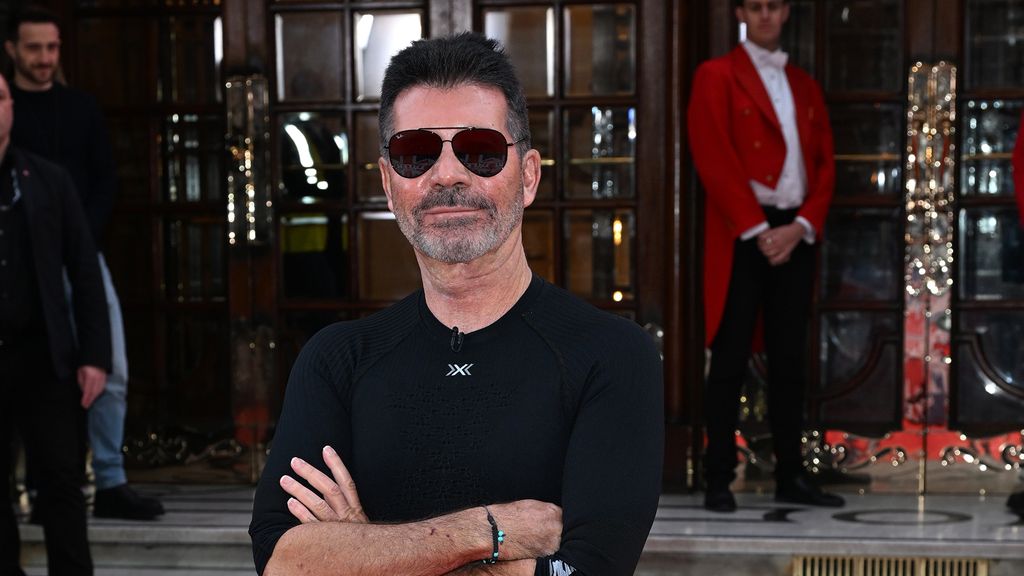 Simon Cowell portant un t-shirt noir 