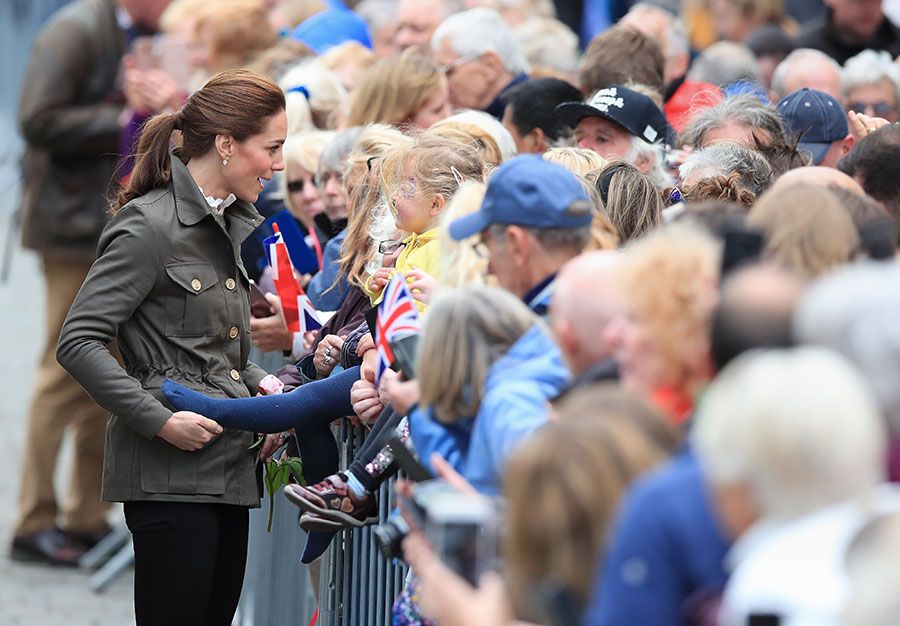 kate middleton meets baby crowd