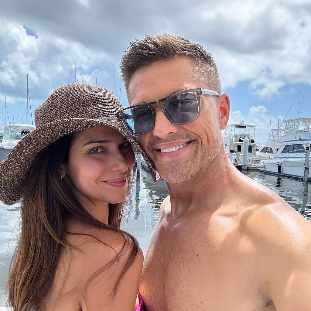 The pair are on vacation smiling selfie