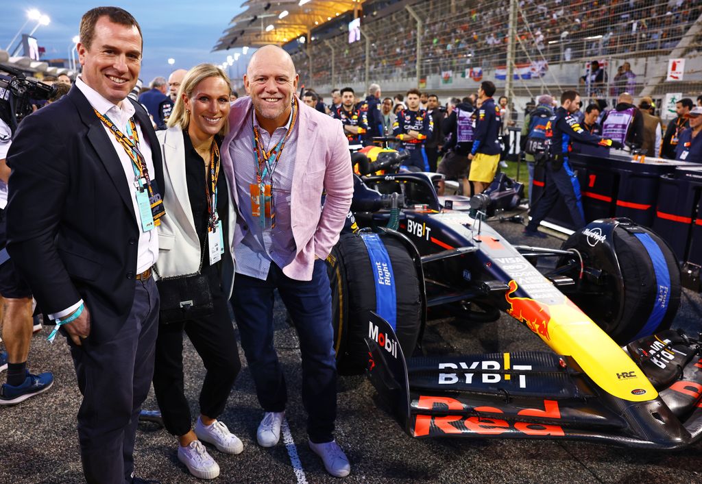 Zara Tindall e Mike Tindall são acompanhados por Peter Phillips no grid com o carro de Max Verstappen da Holanda.  (Foto de Mark Thompson/Getty Images)