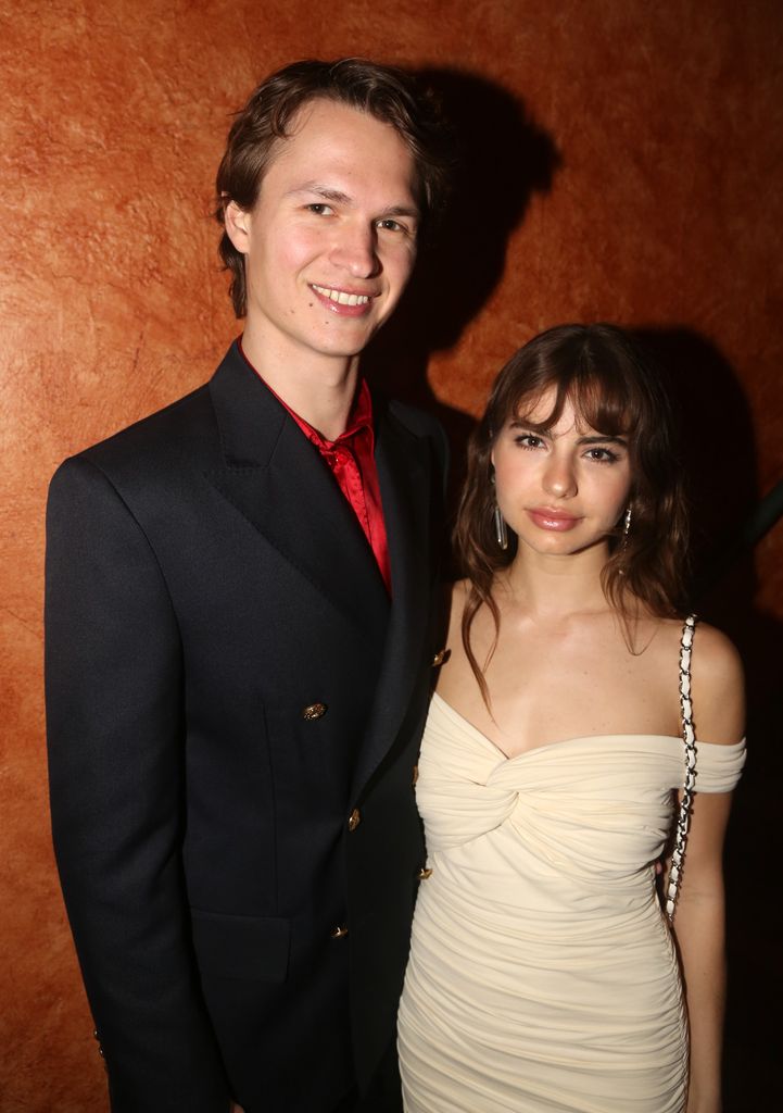 Ansel Elgort et Violetta Komyshan posent lors de la soirée d'ouverture de la comédie musicale "Fille drôle" à Broadway au August Wilson Theatre le 24 avril 2022 à New York