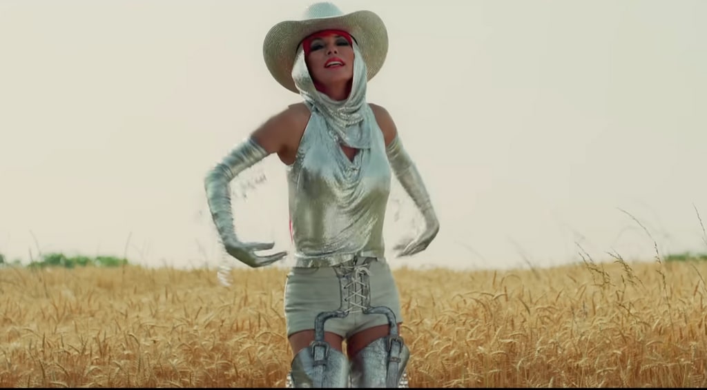 Shania Twain in Anne-Marie's music video