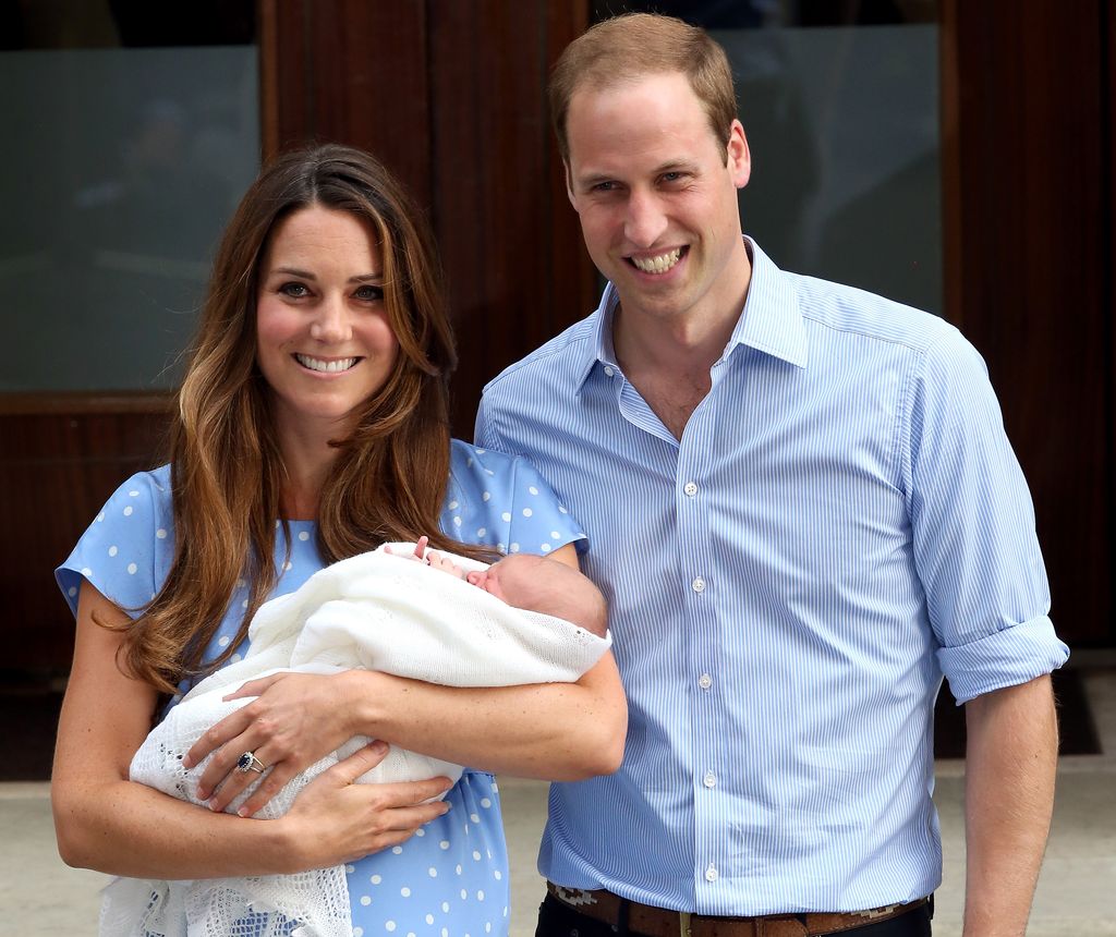 Kate Middleton leaves hospital with baby Prince George, 2013