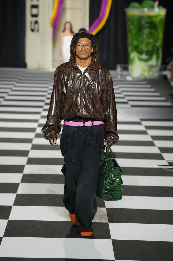 Хайди Клум и сын Сила вышли на подиум в Милане в сексуальном образе