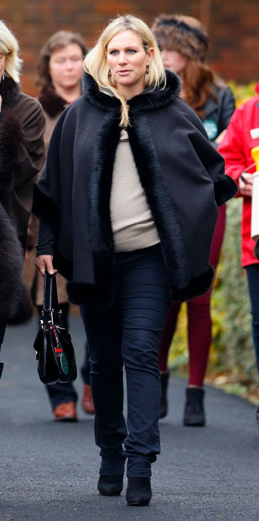 grávida Zara Phillips em 2013 em jeans e poncho