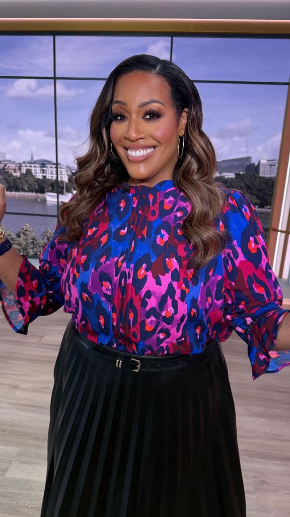 Je prédis que la robe en jean M&S d'Alison Hammond sera épuisée – c'est si bon 3 Alison Hammond dans Ce matin