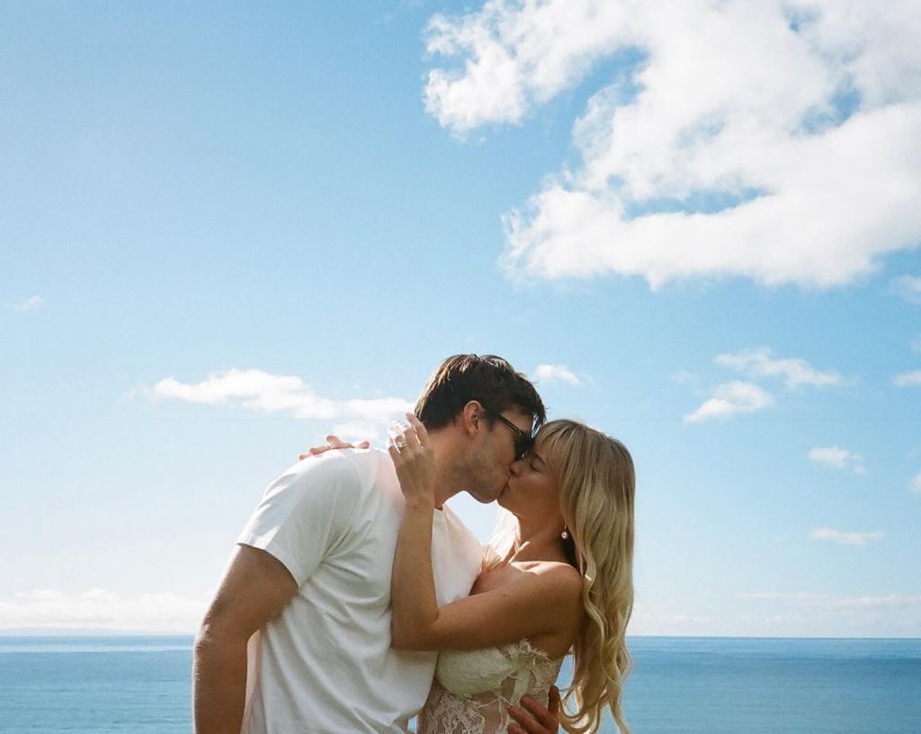 Nicholas Hoult Embrasse sa femme Bryana Holly sur la plage