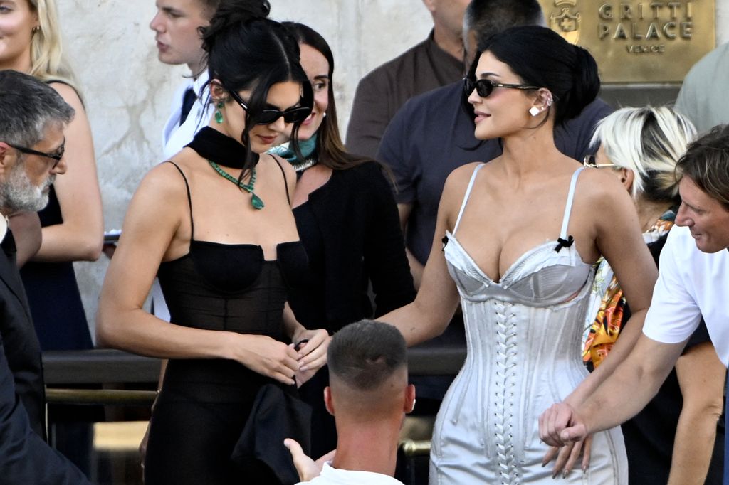 Kylie Jenner et le mannequin américain Kendall Jenner quittent l'hôtel Gritti Palace le jour du mariage du fondateur d'Amazon Jeff Bezos avec Lauren Sanchez, à Venise le 27 juin 2025. 