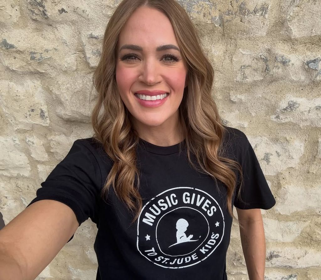 Carrie Underwood poses selfie with new natural hair color