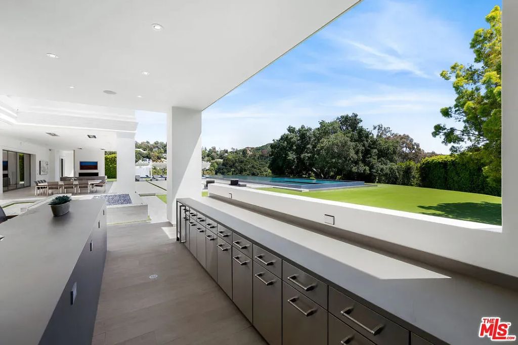 Exterior of Jennifer Lopez and Ben Affleck's $60 million mansion