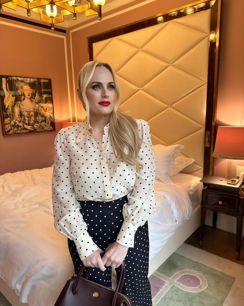 Rebel Wilson polka dot outfit