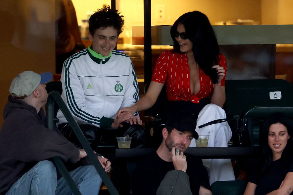 Timothée Chalamet et Kylie Jenner assistent à un match lors du BNP Paribas Open en 2025