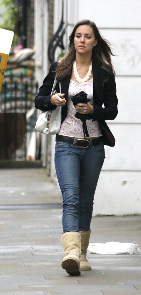 Kate middleton walking in jeans and Uggs 