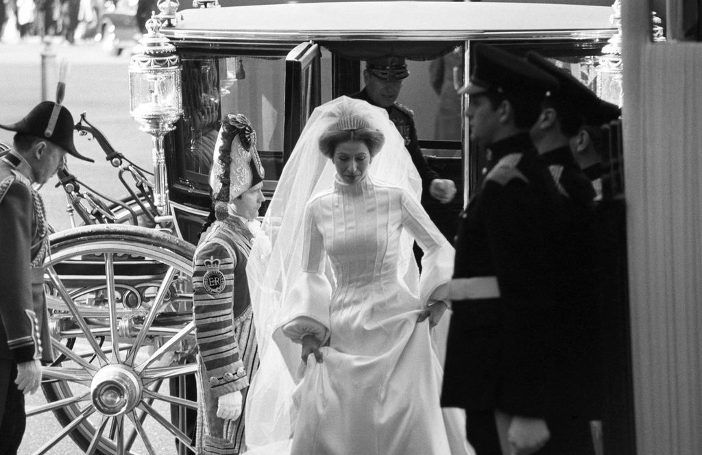 A princesa Anne desce do Glass Coach e entra pela porta oeste para seu primeiro casamento com o capitão Mark Phillips Westminster em 1973. 