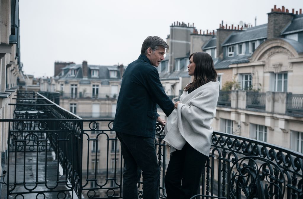 homme et femme parlant sur le balcon