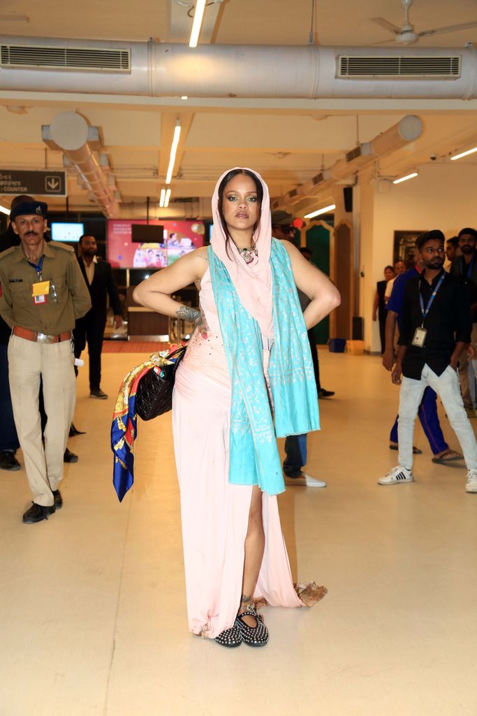 Rihanna in Indian dress in airport