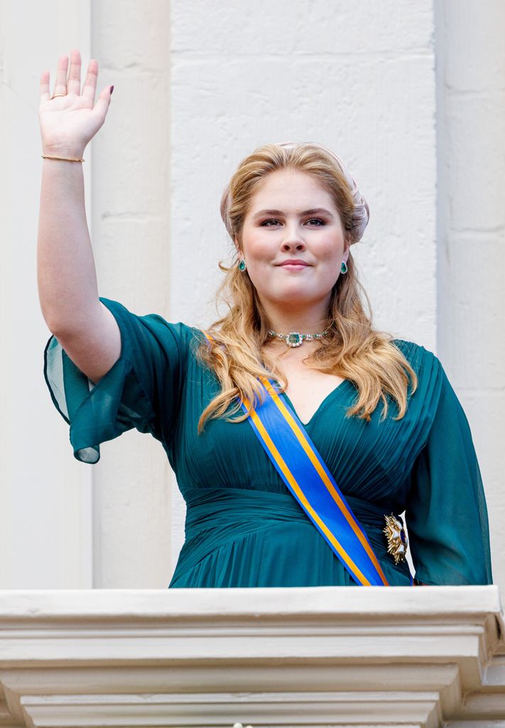 Princess Catharina-Amalia waving from balcony