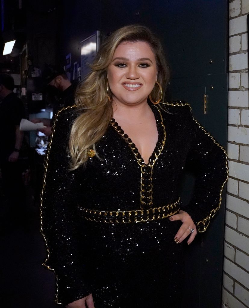 Kelly Clarkson in sparkly outfit