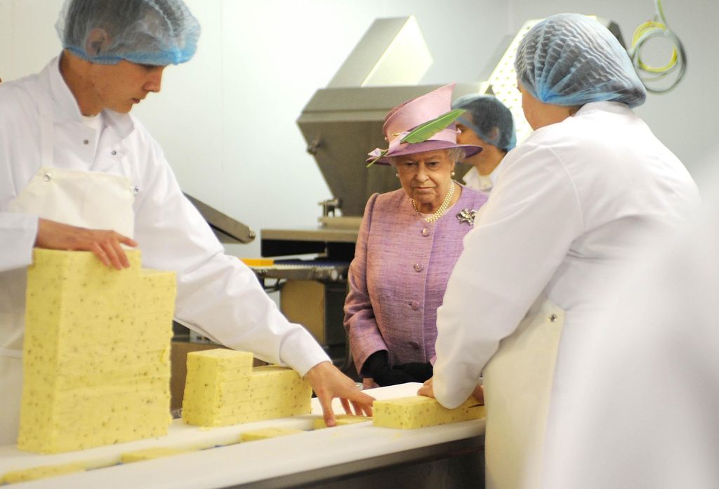la reine dans une fromagerie