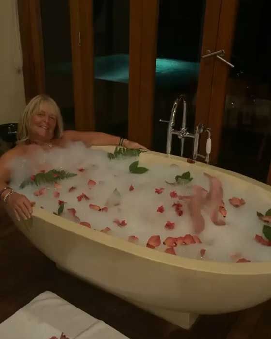 linda robson bath photo maldives instagram