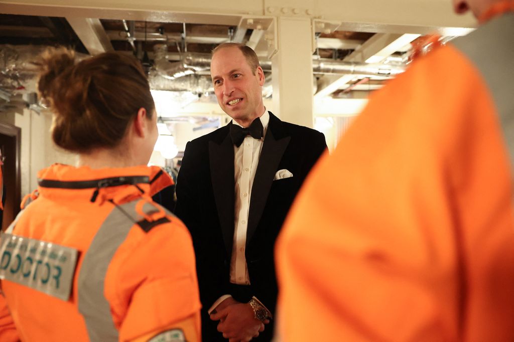 O Príncipe William da Grã-Bretanha, Príncipe de Gales, falou com pilotos de ambulância aérea, médicos e paramédicos 