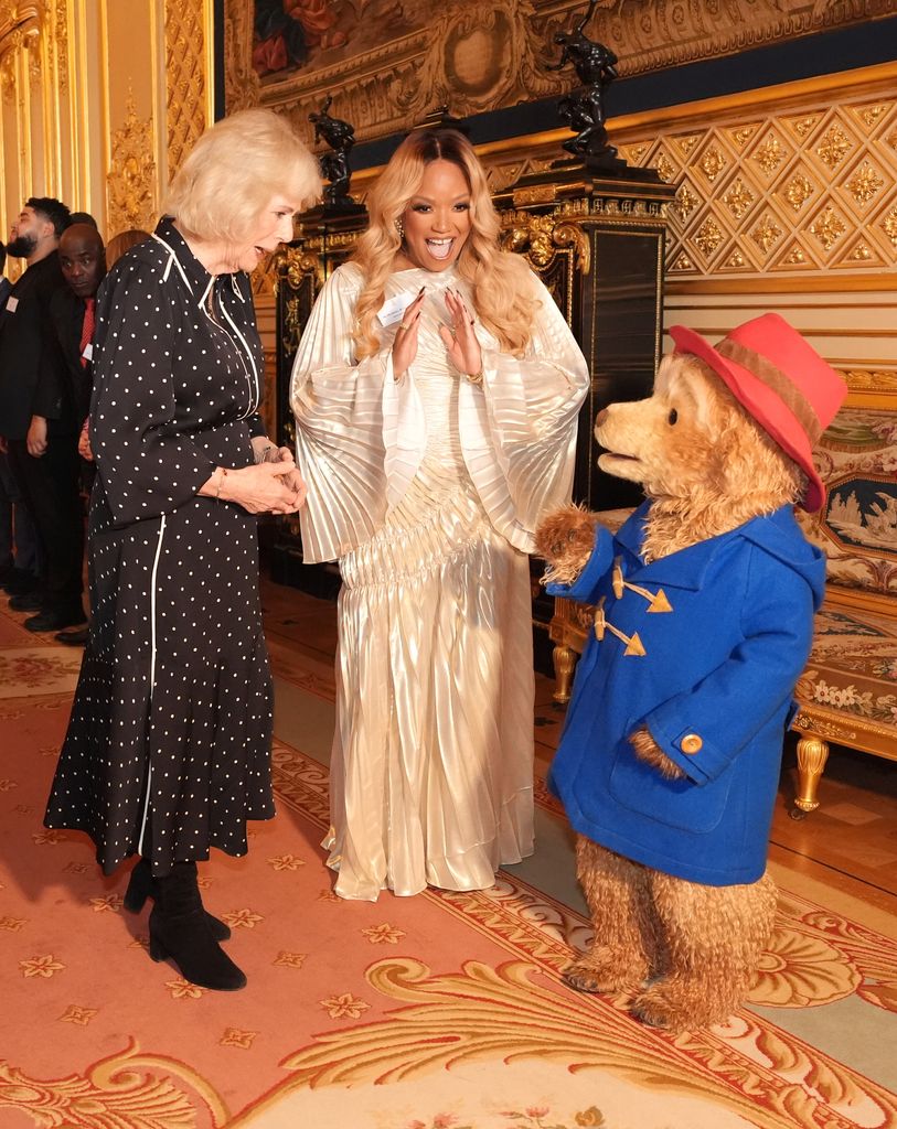 La reine Camilla respire l'élégance dans une robe zippée à 150 £ – et elle est en vente 2 WINDSOR, ANGLETERRE – 25 FÉVRIER : la reine Camilla salue Paddington Bear et Marisha Wallace lors d'une réception avec des finalistes, des juges et des lecteurs célèbres, pour célébrer la finale du concours d'écriture créative 500 mots de la BBC au château de Windsor le 25 février 2026 à Windsor, en Angleterre. (Photo de Jonathan Brady – Piscine/Getty Images)