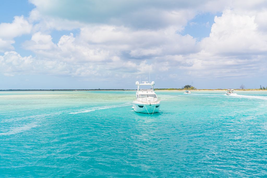 Des bateaux ancrés près des sables isolés de Half Moon Bay à Turcs & Caicos