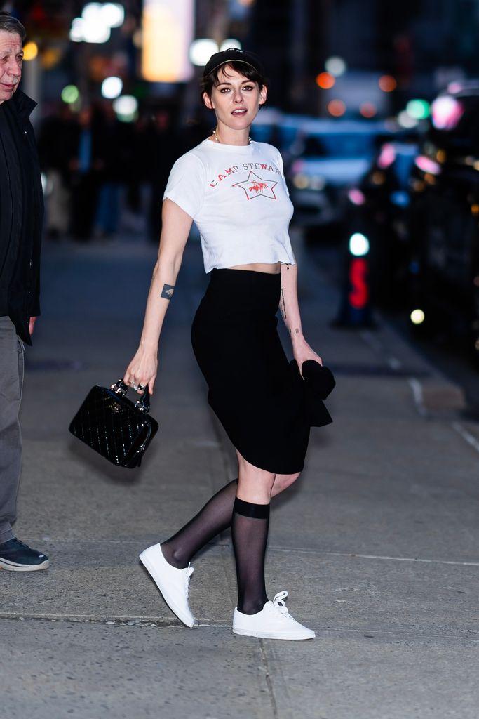kristen stewart braless the late show with stephen colbert