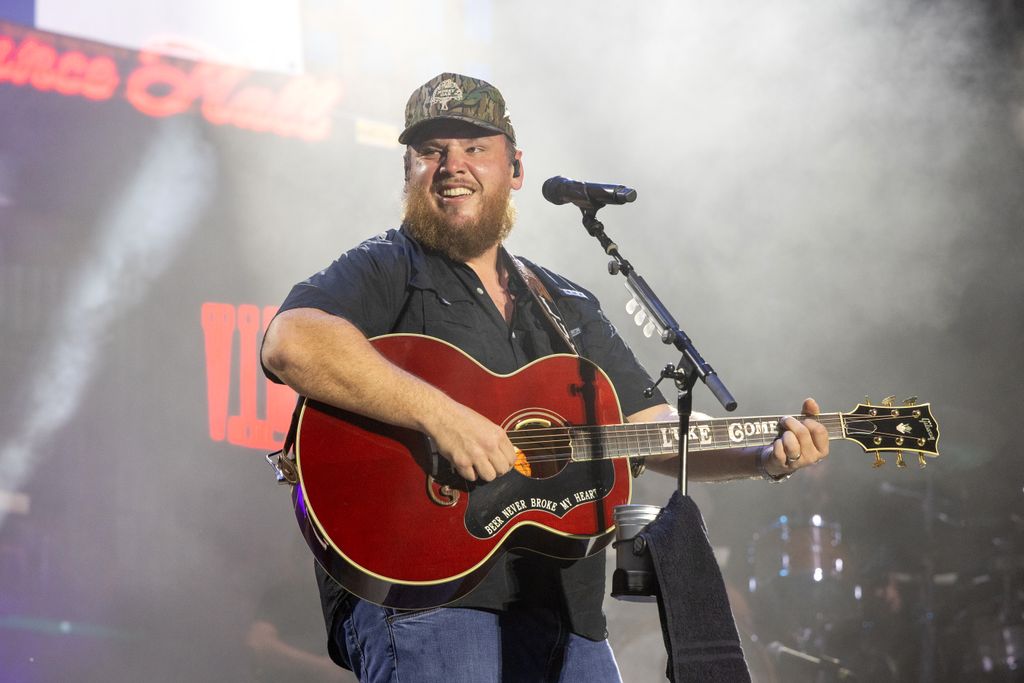  Luke Combs performs onstage during weekend two, day one of the 2025 Austin City Limits Music Festival at Zilker Park on October 10, 2025 