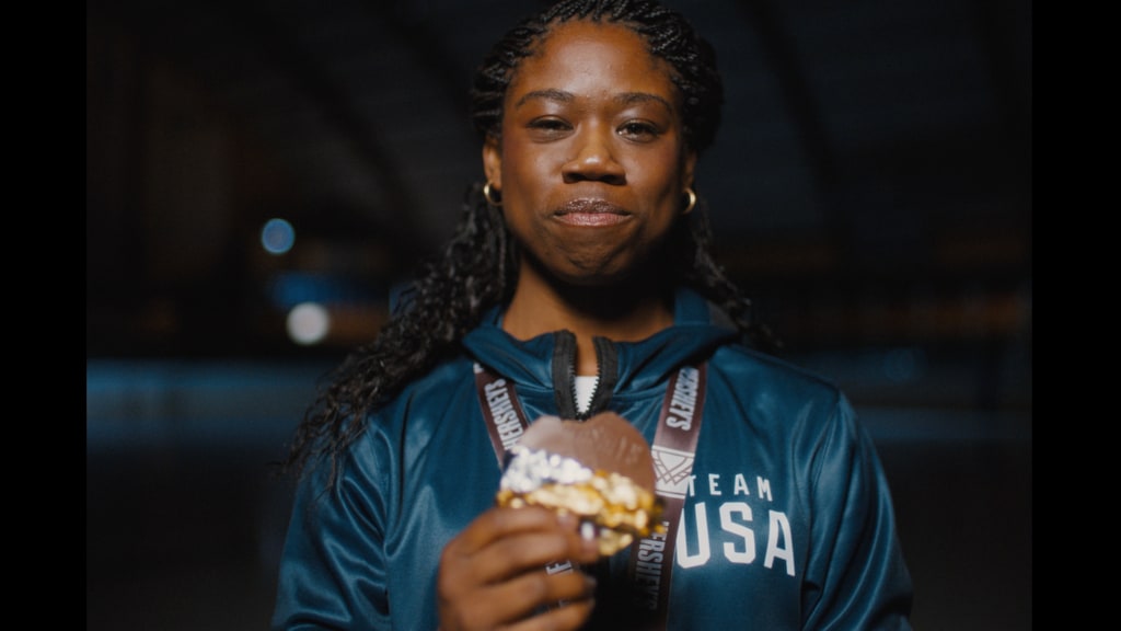 Erin Jackson posant avec sa médaille en chocolat Hershey's